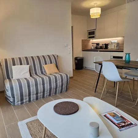 Beautiful New And Bright Sable & Sel * Cabourg