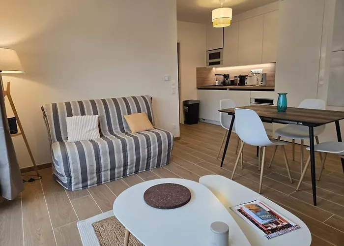 Beautiful New And Bright Sable & Sel * Cabourg